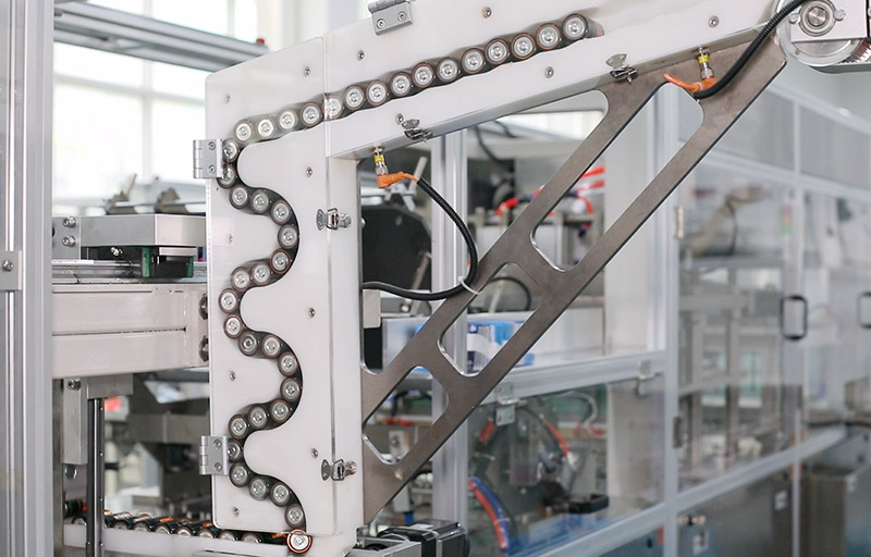 D size alkaline battery in blister card packaging